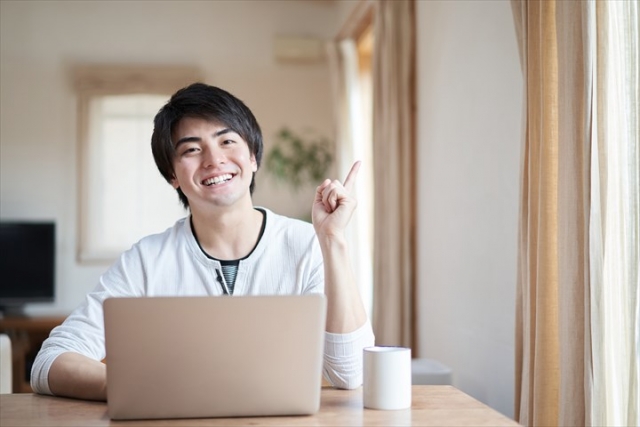 ハイエースについてネット検索する男性